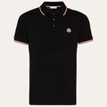 Camisa polo com detalhe de patch com o logotipo