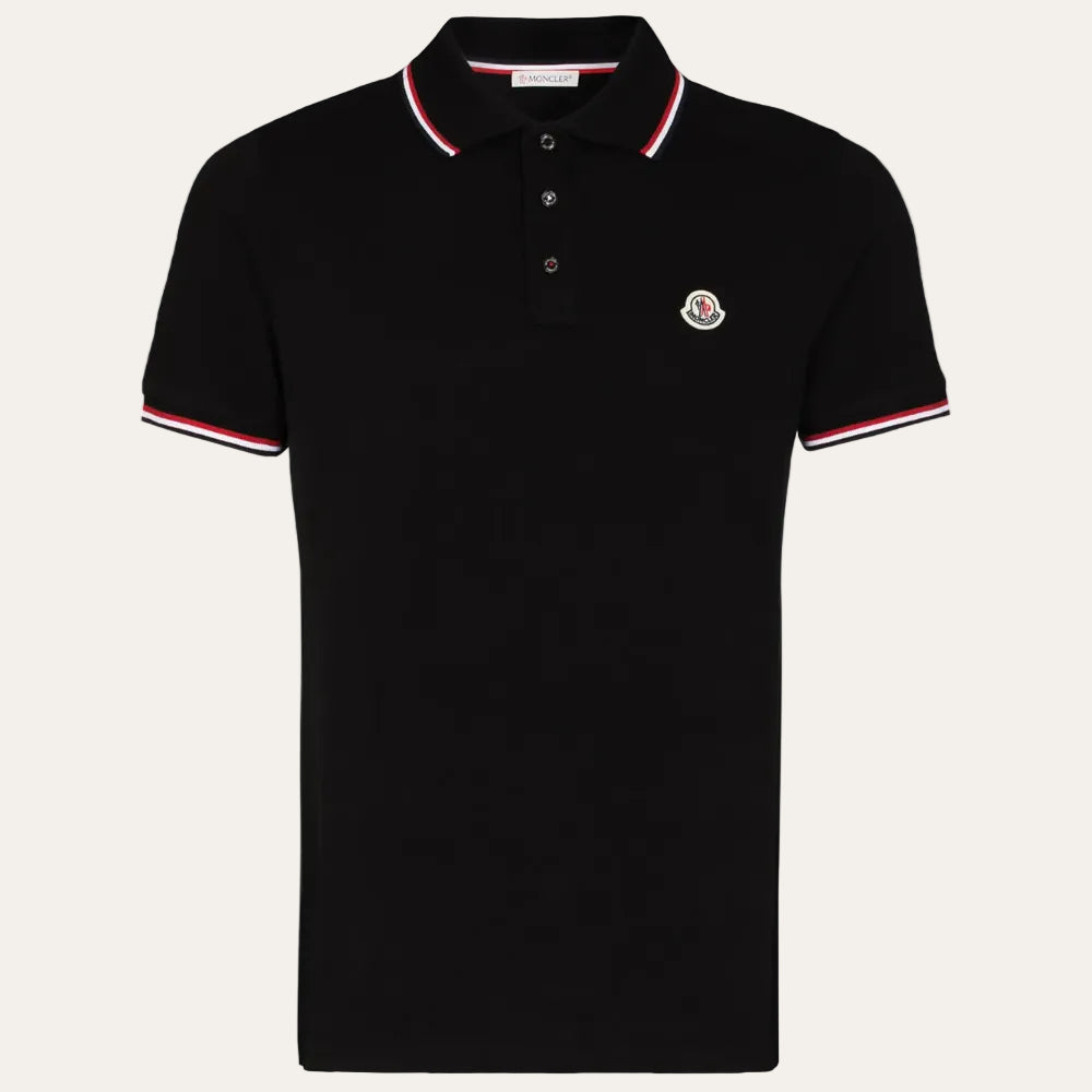 Camisa polo com detalhe de patch com o logotipo