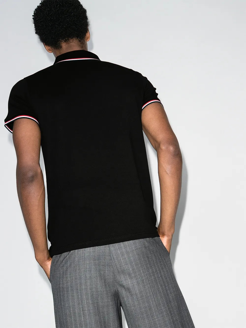 Camisa polo com detalhe de patch com o logotipo